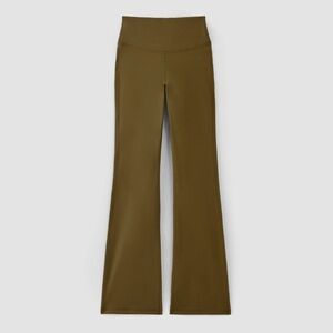 Everlane Olive Flare Pants THE PERFORM‎ FLARE LEGGING size M